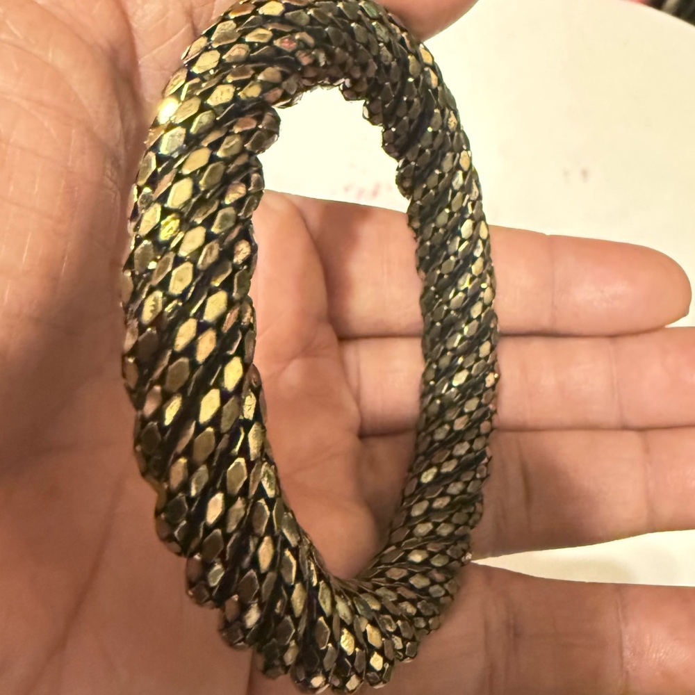 Vintage 1970's Brass Color Tone MESH Metal Swirl Bangle Bracelet *RARE* - Picture 4 of 12
